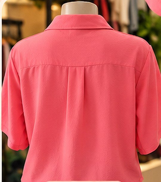Costas da blusa feminina rosa