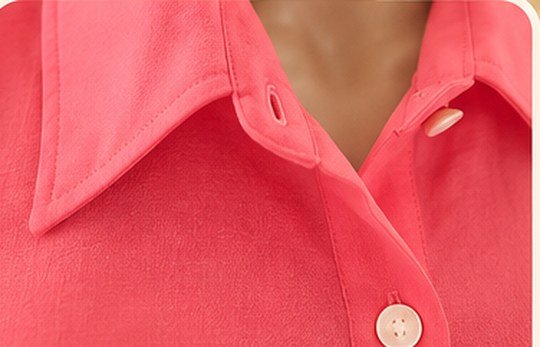 Detalhe da gola e dos botões da blusa feminina rosa