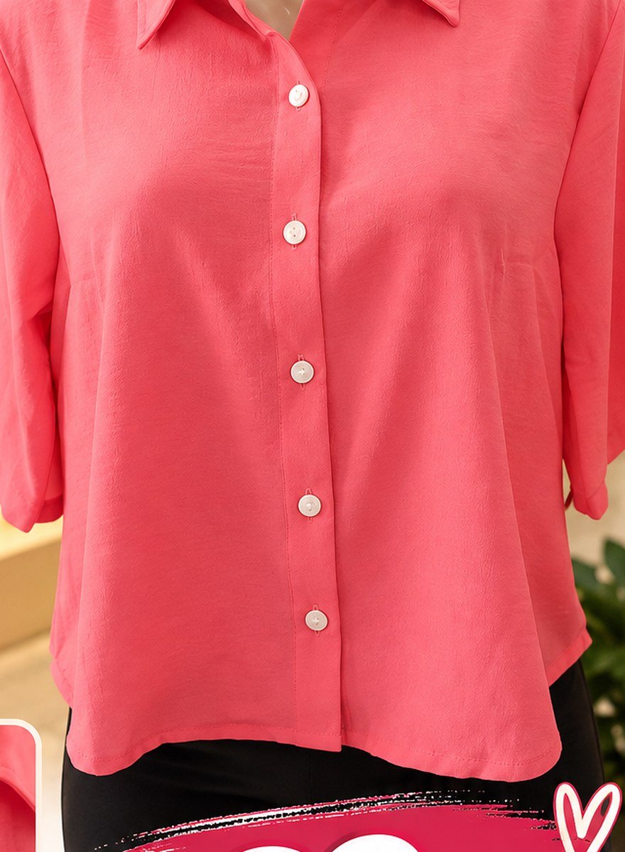 Blusa feminina rosa de botões, manga curta, vestida no manequim